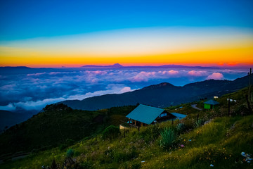 paisaje de de nubes montañas y valle de  amanecer