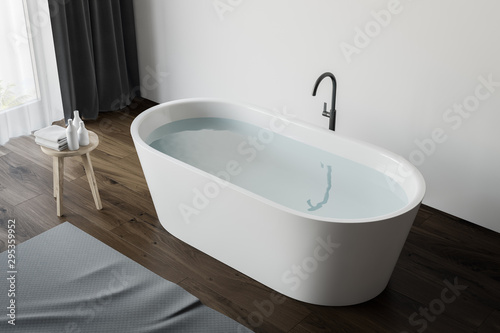 Fotografía Top view of tub with water in wood floor bathroom
