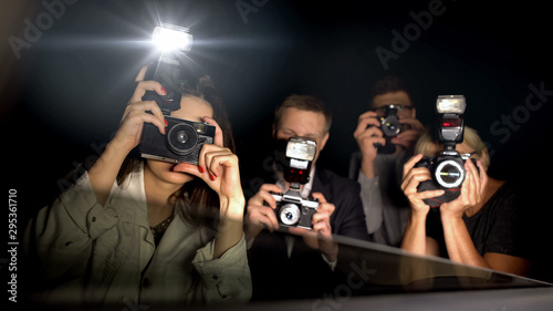 Cuadros en Lienzo Celebrity looking from car at newspaper paparazzi making shoots, point of view