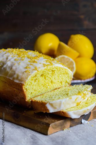 Photographie lemon drizzle cake, decorated with sugar icing