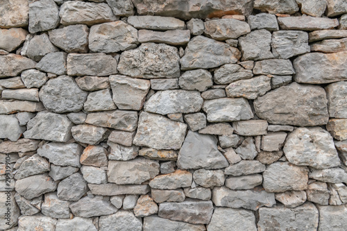 Dekoracja na wymiar  kamienna-sciana-tekstura-tlo-siding-z-szarego-kamienia-z-kamieniami-o-roznej-wielkosci