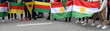 Kette von Demonstranten mit kurdischen Fahnen in den Händen