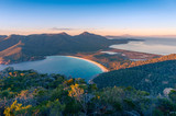 Fototapeta Sawanna - Sunrise nature landscape of beautiful bay and mountains. Wineglass bay Tasmania