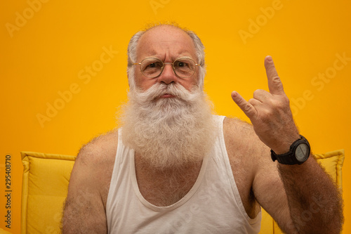 Cuadros en Lienzo Old man with a long beard on a yellow background