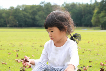 Poster - 秋の公園で遊ぶ子供