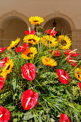 Fotomurales - Floral arrangement with red anthurium flowers and yellow sunflowers.