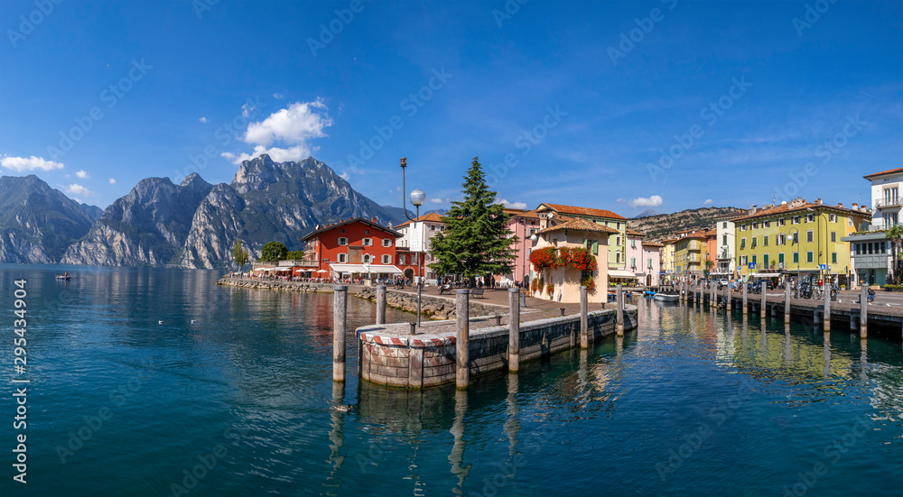 Uferpromenade in Torbole, Gardasee, Lago del Garda, Trentino, Italien, Europa - obrazy, fototapety, plakaty 