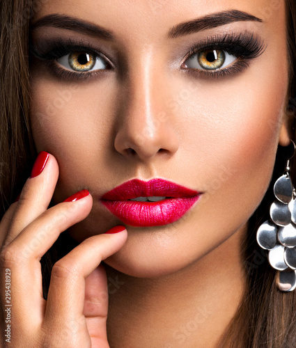 seductive-woman-with-dark-brown-eye-makeup-and-bright-red-lips-and-nails