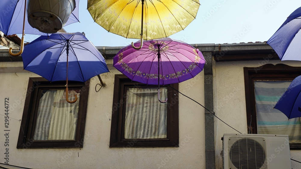 Obraz na płótnie colorful umbrellas in old town of skopje w salonie