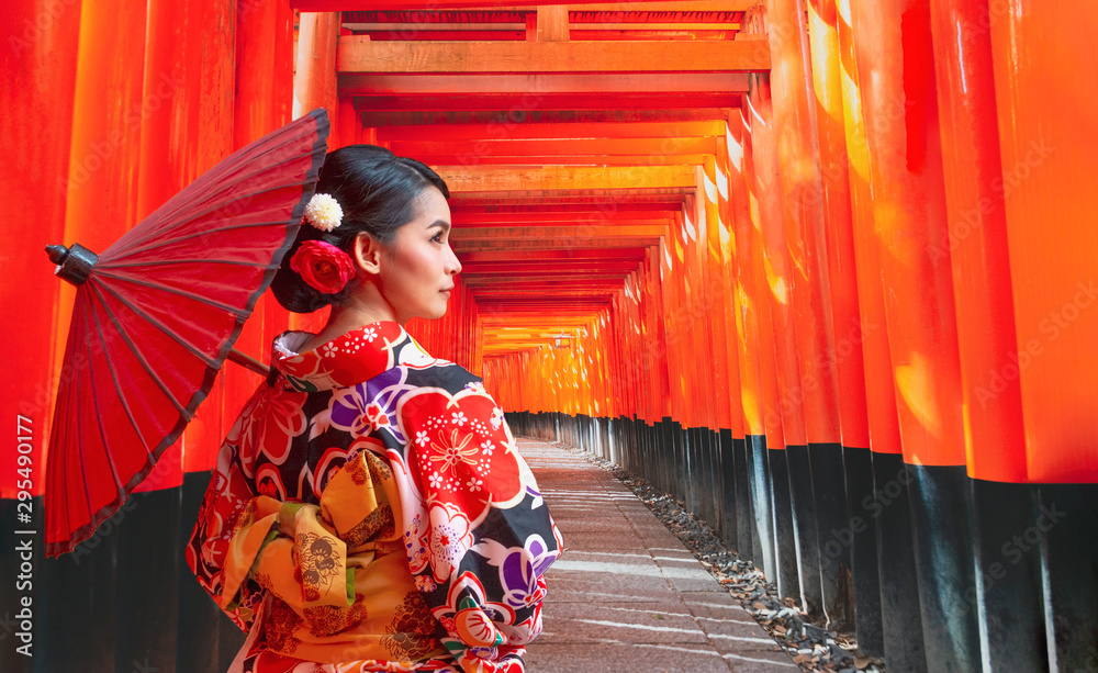 Women in traditional japanese kimonos walking at Fushimi Inari Shrine in Kyoto, Japan, Kimono women and umbrella, Kyoto  - obrazy, fototapety, plakaty 