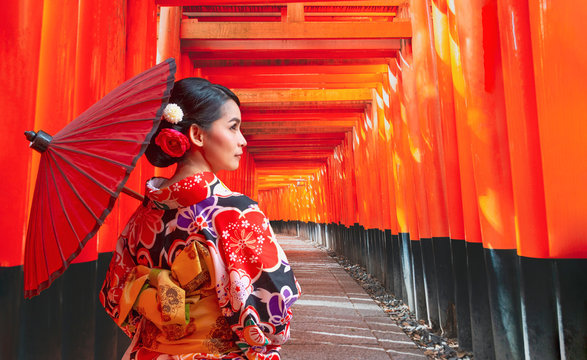 Fototapete - Women in traditional japanese kimonos walking at Fushimi Inari Shrine in Kyoto, Japan, Kimono women and umbrella, Kyoto 