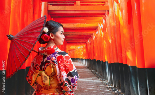 Cuadros en Lienzo Women in traditional japanese kimonos walking at Fushimi Inari Shrine in Kyoto,