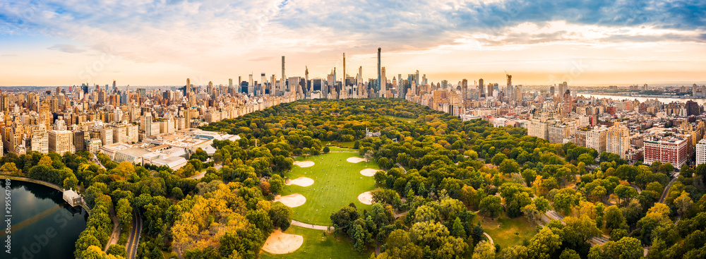 Aerial panorama of New York midtown skyline at sunset viewed from above Central Park. - obrazy, fototapety, plakaty 