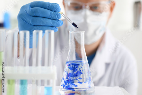 Fotomural A male chemist holds test tube of glass