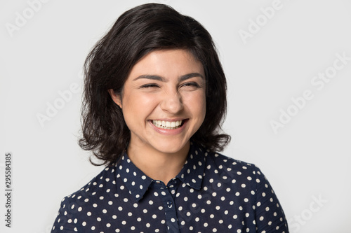 Fotomural Happy indian girl posing in grey studio background