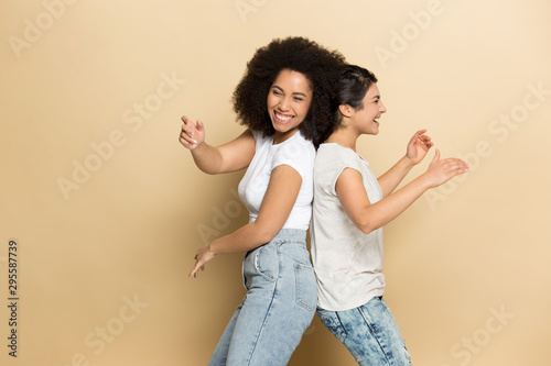 Fotomural Overjoyed multiracial girlfriends have fun dancing in studio