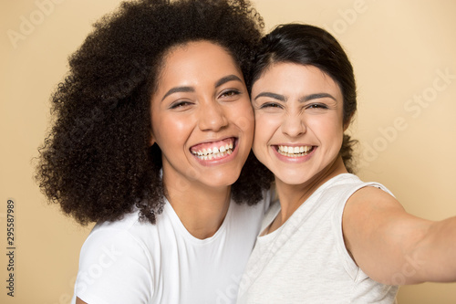 Cuadros en Lienzo Happy multiracial millennial girlfriends make selfie together