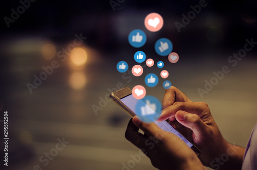 Fotomural Young woman using smart phone,Social media concept.