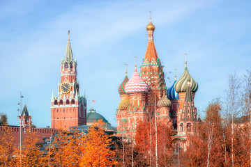 Fototapete - Spasskaya Tower, the Moscow Kremlin and St. Basil's Cathedral in autumn. Architecture and sights of Moscow.