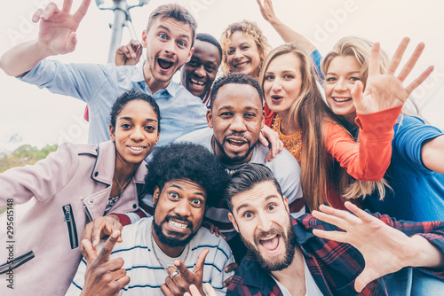 Cuadros en Lienzo Friends with diversity background having fun and spending time together