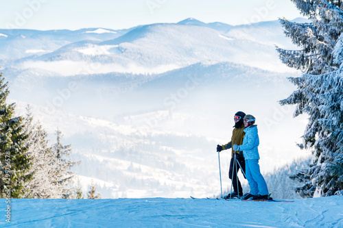 Cuadros en Lienzo Couple of skiers on a morning ski slope