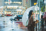 Fototapeta  - 雨の都会の女性