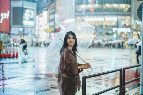 雨の都会の女性 Stock Photo Adobe Stock