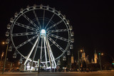 Fototapeta Miasto - night ferris wheel illuminated with lights