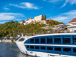 Schiff auf der Donau vor der Veste Oberhaus in Passau