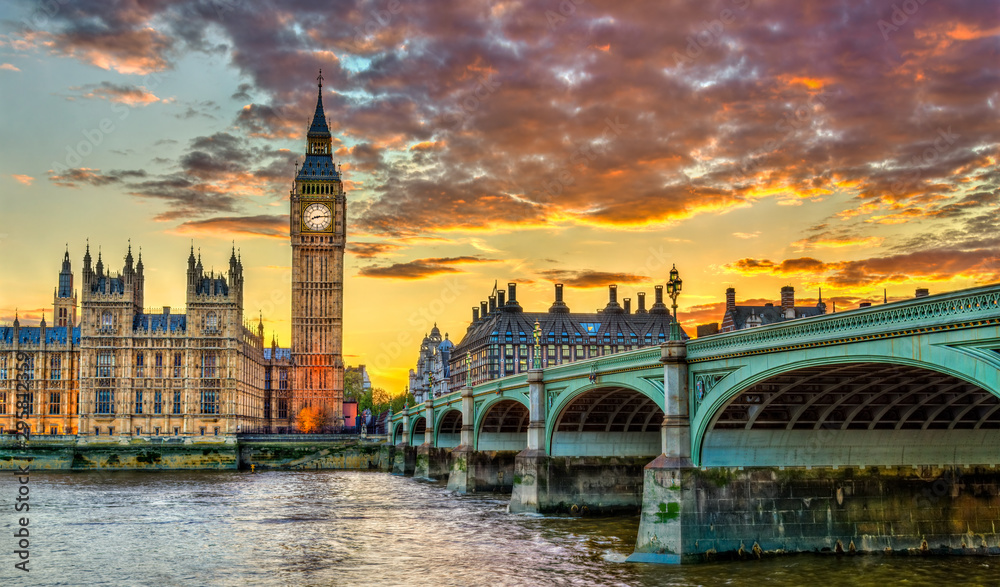 Obraz na płótnie Big Ben and Westminster Bridge in London at sunset - the United Kingdom w salonie