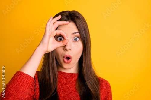 Fotografía Close up photo of amazed astonished girl with her okay sign near eye look watch
