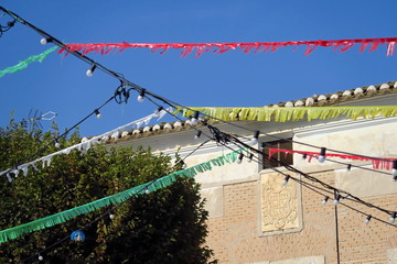 Wall Mural - Guirlandes de fête devant une maison de village.