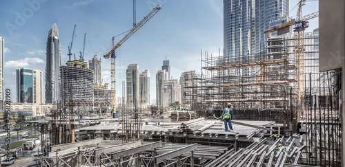 Fotografía Laborers working on modern constraction site works in Dubai