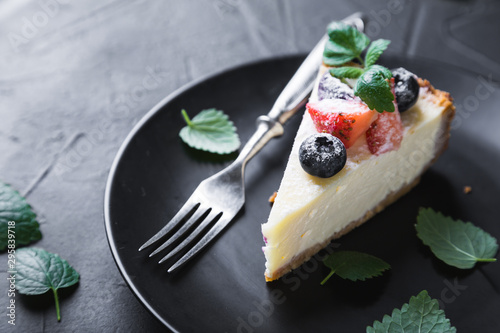 Fotomural Cheesecake with Fresh Berries and Mint