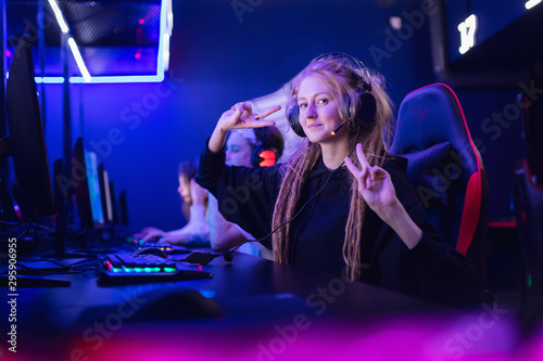 Fotomural Team professional gamer playing winning tournaments online games computer