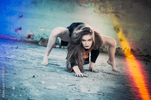 Photographie Girl dressed as witch, crazy look, posing as spider