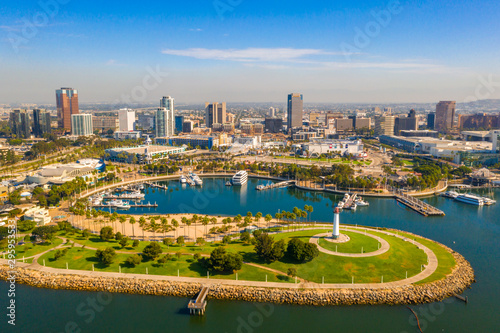 Obrazy Los Angeles  panoramiczny-widok-z-lotu-ptaka-na-wybrzeze-long-beach-port-panorame-miasta-i-przystan-w-long-beach