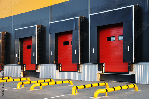 Cuadros en Lienzo Empty loading dock of a large warehouse.