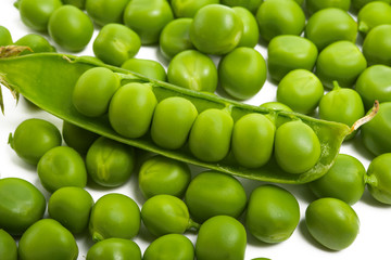 Wall Mural - green peas isolated