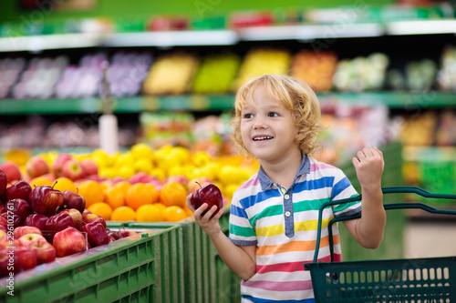 Fotomural Child in supermarket. Kid grocery shopping.