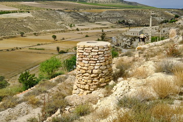 Poster - Cheminée ronde en pierre d'habitat troglodyte.