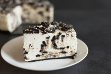 Unbaked Creamy Cheesecake With Chocolate Cookies And Cream Biscuits.