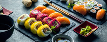  Sushi Set Sashimi Und Sushirollen Auf Steinschiefer Serviert