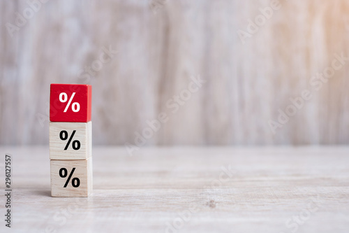 Fotografía wood cube block with percentage symbol icon