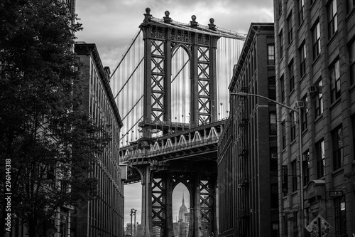 Dekoracja na wymiar  widok-jednej-z-wiez-manhattan-bridge-z-ulic-dzielnicy-dumbo-na-brooklynie