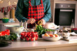 Mann bereitet leckeres und gesundes Essen in der häuslichen Küche zu Weihnachten zu (Weihnachtsente oder gans)