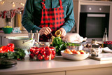 Fototapeta  - Mann bereitet leckeres und gesundes Essen in der häuslichen Küche zu Weihnachten zu (Weihnachtsente oder gans)