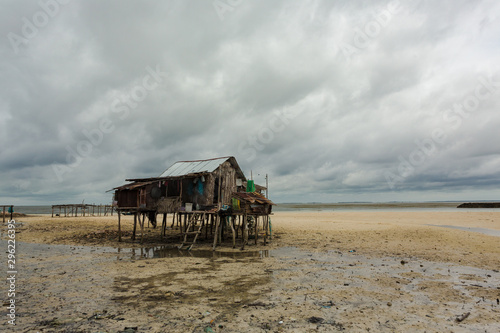 Cuadros en Lienzo A stilt house on a beach during lowtide in Tawi-Tawi in the Philippines