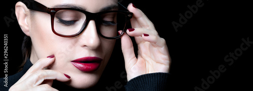 Fotomural Beautiful young woman wearing glasses