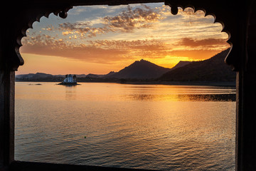 Wall Mural - Sunset at Fateh Sagar lake in Udaipur. India